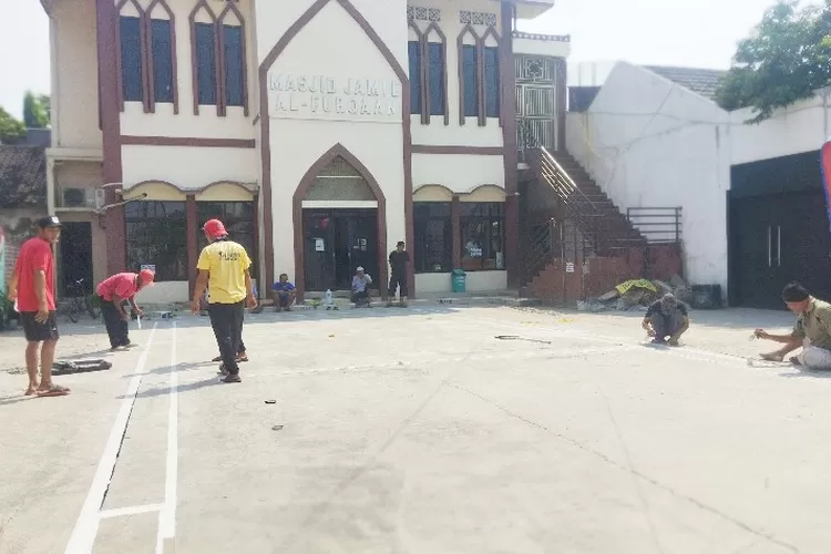 Pembuatan lapangan bulu tangkis di depan Masjid Al Furqaan, RT 02/06 Kebalen