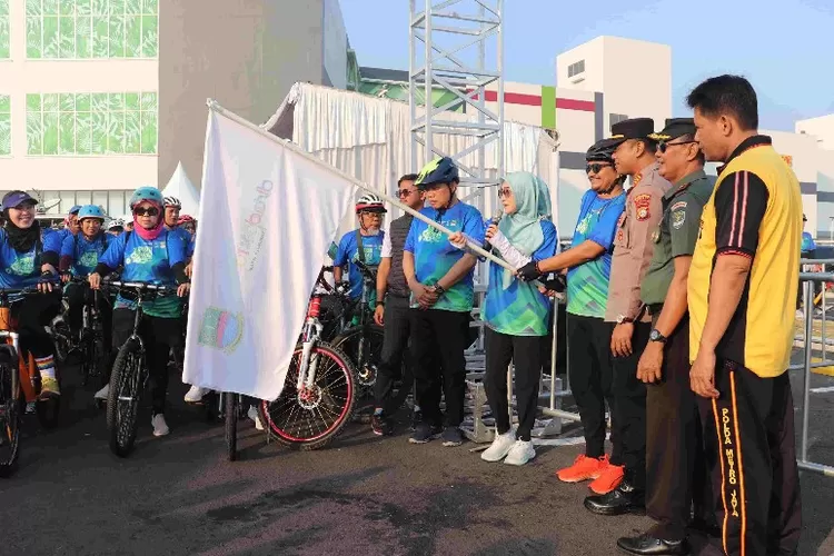 Asda I Setda Kabupaten Bekasi, Sri Enny Mainiarti melepas peserta Fun Bike dalam rangka memeriahkan Hari Jadi Kabupaten Bekasi Ke-74 dan HUT RI Ke-79, Minggu (18/08/24) pagi.  (bekasikab.go.id)