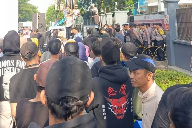 Ribuan massa berunjuk rasa di PT PAS