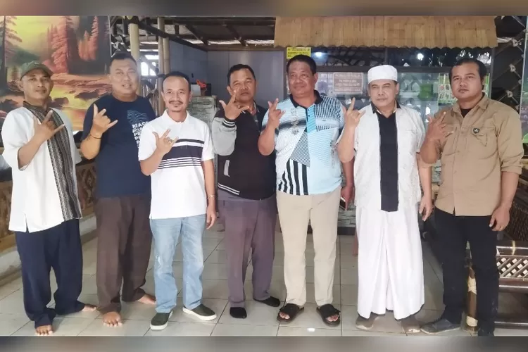 Wakil Ketua Tim Pemenangan Paslon Nomor urut 3 H Agus Sopian (ketiga kiri) diapit Korwil Dapil V Muhtadi Muntaha dan jajaran