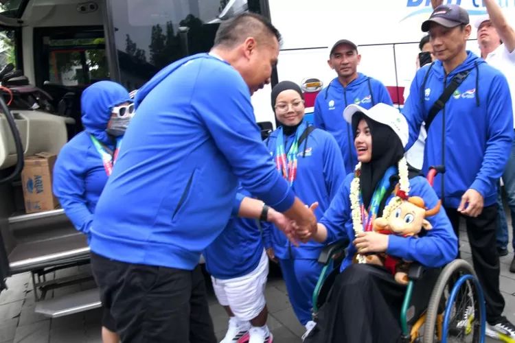Pj Gubernur Jabar Bey Machmudin  saat pembubaran kontingen Jabar untuk Peparnas XVII/ 2024 Solo, di halaman Gedung Sate Bandung, Senin (14/10/24).