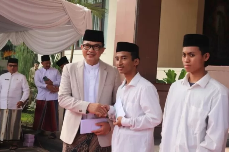 Pj Bupati Cirebon Wahyu Mijaya (ketiga kiri) 