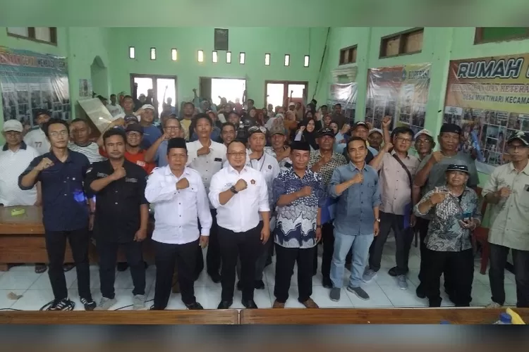 Ketua PWI Bekasi Raya Ade Muksin bersama nara sumber dan peserta sosialisasi