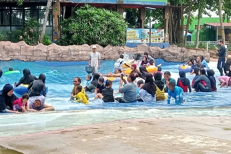 Suasana di Transera Waterpark Bekasi
