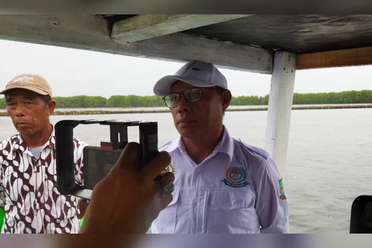 Ketua BPD Segara Jaya Arie J Lahagina (kanan) dan tokoh nelayan, Mano (kiri) 