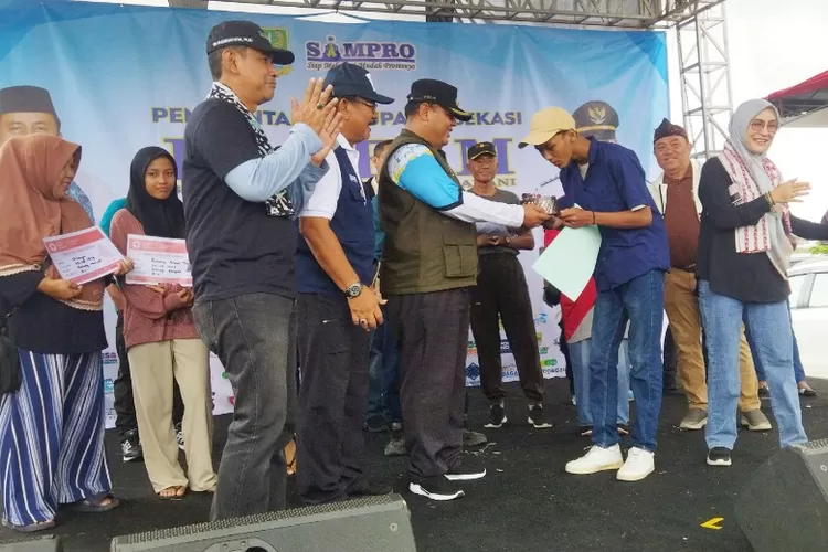 Di acara BOTRAM, Camat Tarumajaya H Dede Mauludin memberikan kado ulang tahun kepada warga yang genap berusia 17 tahun 