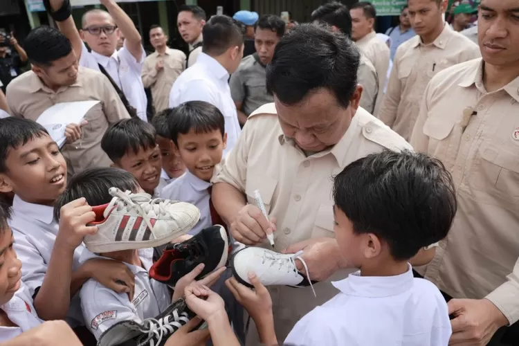 Presiden RI menandatangani sepatu futsal anak anak SD