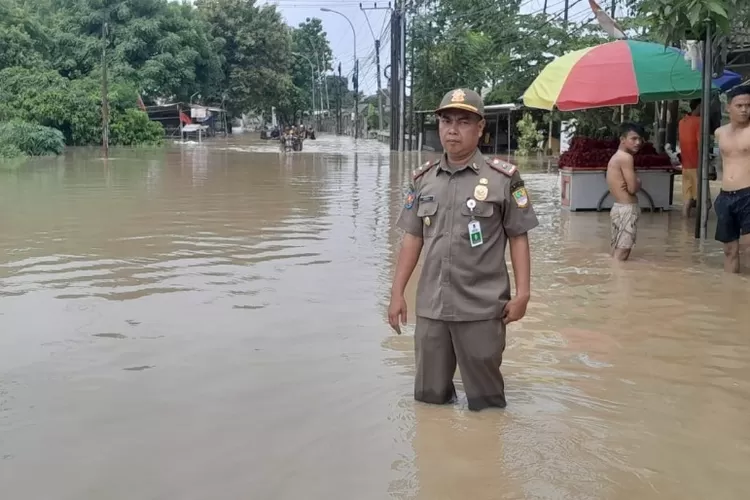 Kasi Trantib Kecamatan Babelan, Dudin saat meninjau wilayah Kelurahan Kebalen
