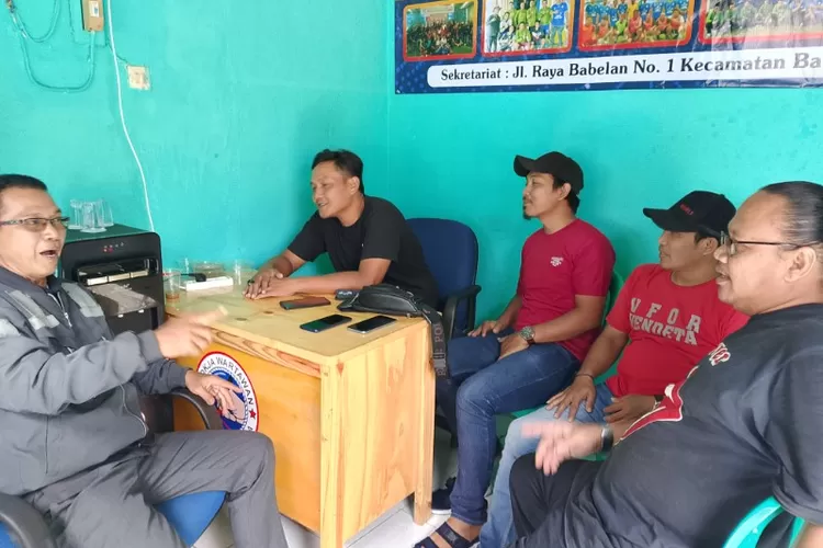 Ketua Pokja Wartawan Babelan Utara Nursin (kiri) tengah berdiskusi banjir di wilayah Babelan dan sekitarnya.