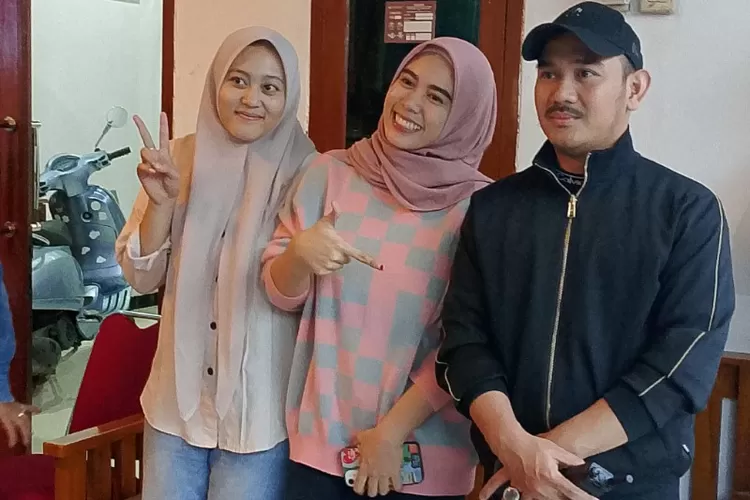 Bupati Bekasi Ade Kuswara Kunang (kanan) berswafoto bersama Gen Z
