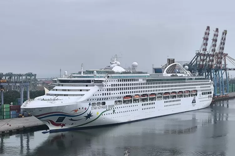 Kapal Pesiar Star Voyager rute Singapura-Jakarta.