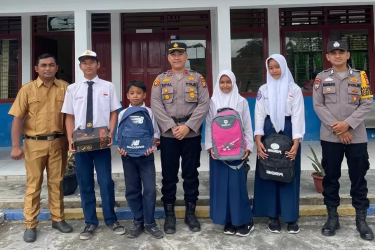 Kapolsek Lubuk Batu Jaya, Indragiri Hulu, Ipda Ripal Indrawata (tengah)