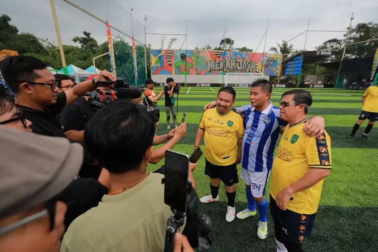 Wagub Jabar Erwan Setiawan (kaos garis biru)