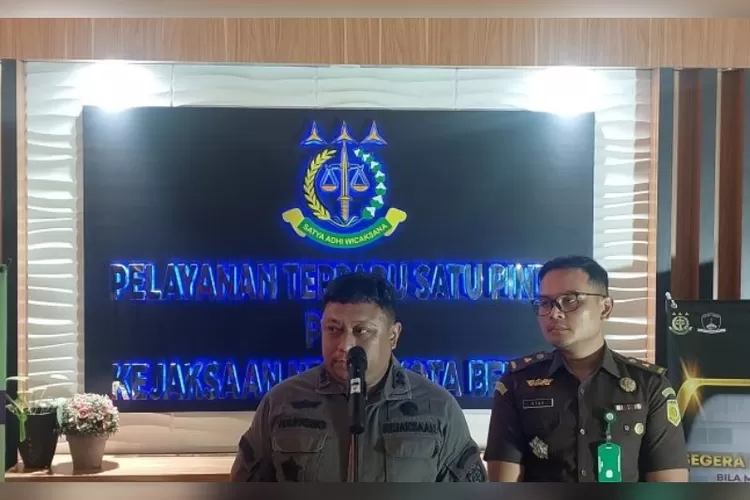 Kasi Pidsus didampingi Kasi Intelijen Kejari Kota Bekasi