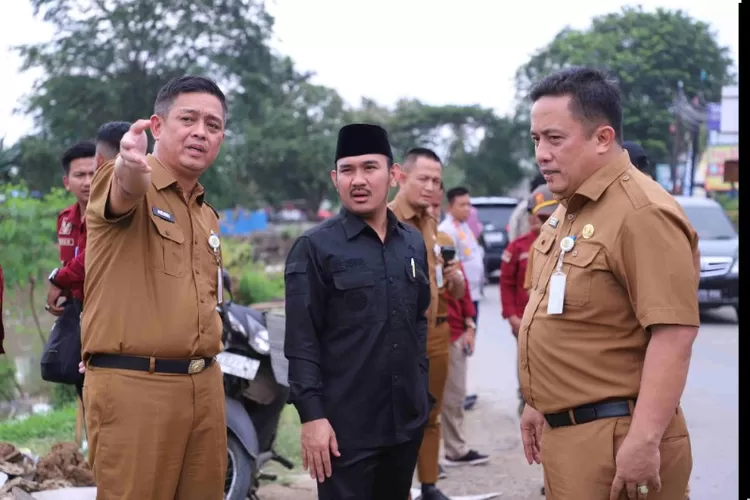 Bupati Bekasi, Ade Kuswara Kunang bersama Sekretaris Daerah, Dedy Supriyadi dan Kepala Dinas SDABMBK, Henri Lincoln meninjau progres infrastruktur di Kecamatan Tambun Selatan.