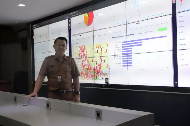 Kabid Informasi Komunikasi Publik (IKP) Diskominfosantik Kabupaten Bekasi adalah Rhamdan Nurul Ikhsan saat memeriksa laporan masyarakat di Commad Centre, Diskominfosantik, Komplek Pemkab Bekasi, Cikarang Pusat, Senin (16/6/25).  (Diskominfosantik Kab Bekasi)