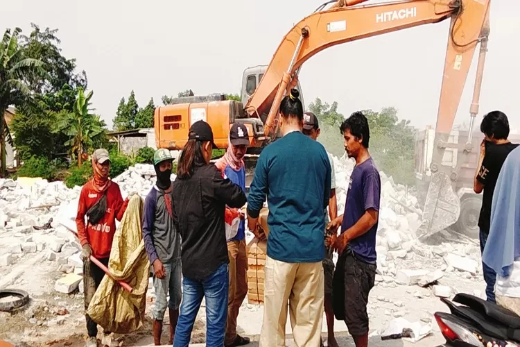 Pokja Wartawan Babelan Utara membagikan paket nasi kepada warga terdampak pembongkaran Bangli di Pulotimaha Babelan
