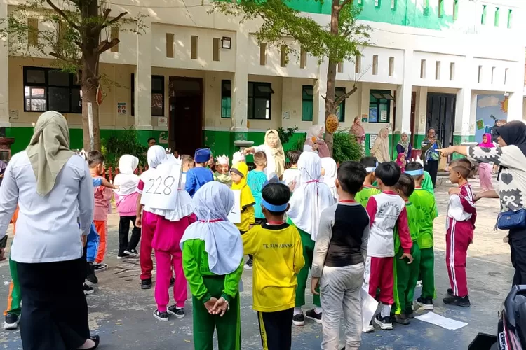 Siswa baru SDN Kebalen 03 mengikuti MPLS