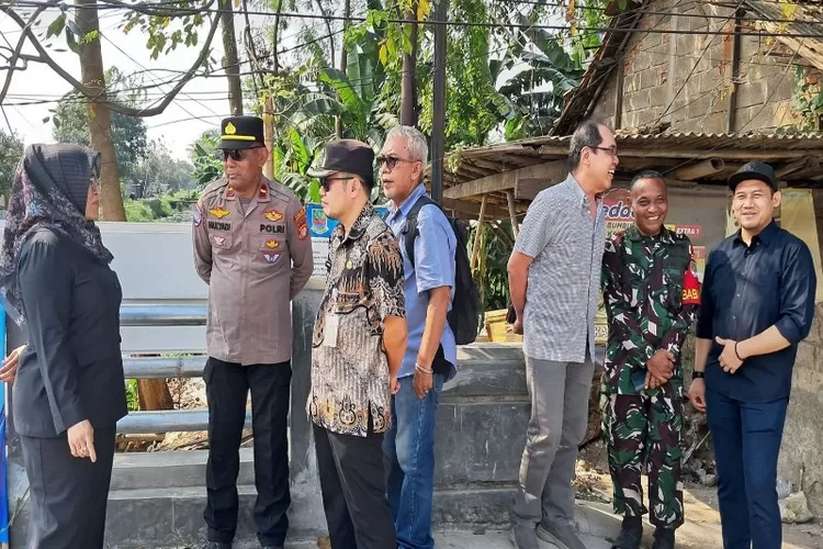 Anggota DPRD Jabar Hj Siti Qomariah, Lurah Setia Asih  H Dede Firmansyah dan Pejabat ISPI Group saat meninjau Jembatan Siqom, Kamis (24/7/25).