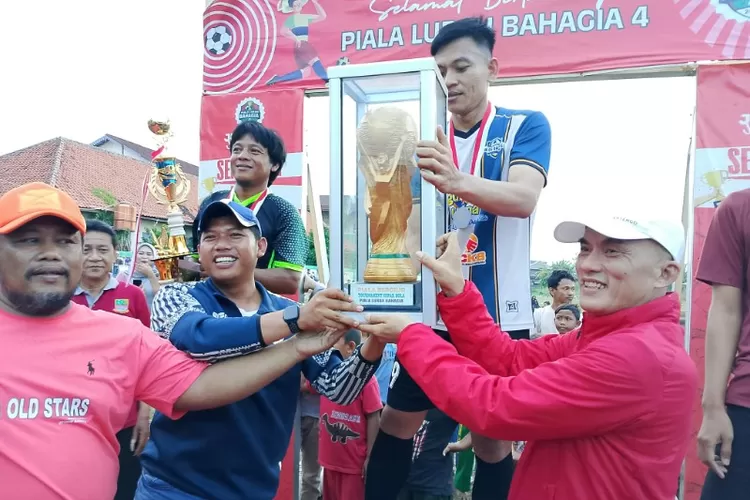 Lurah Bahagia dan Camat Babelan serahkan Piala Bergilir Lurah Bahagia Cup ke 4