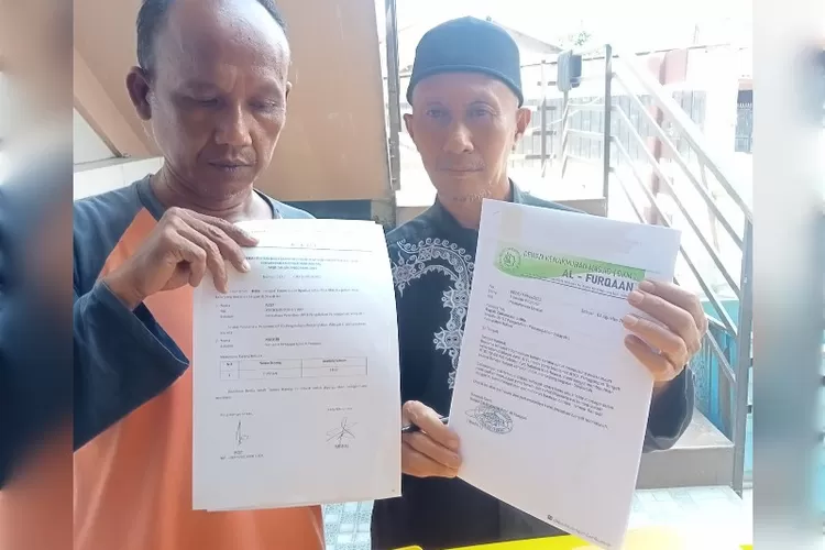 Ketua DKM Jamie Al Furqaan Kebalen Musfiri meneriman1 unit Dustbin dari UPTD Pengelolaan Persampahan Wilayah I