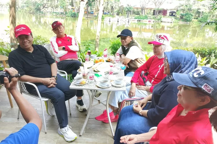 Direktur Consultan Banking di Bank Tabungan Negara (BTN) Hirwandi Gafar, Komisaris Utama ISPI Group, Preadi Ekarto dan anggota DPRD Jabar H Siti Qomariah saat berbincang bersama