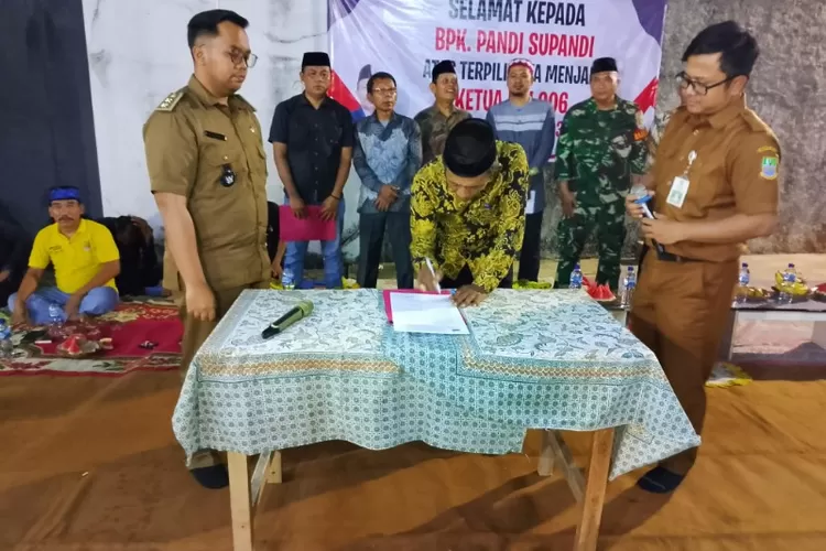 Penandatanganan SK Pengangkatan Ketua RW 06 Kelurahan Kebalen