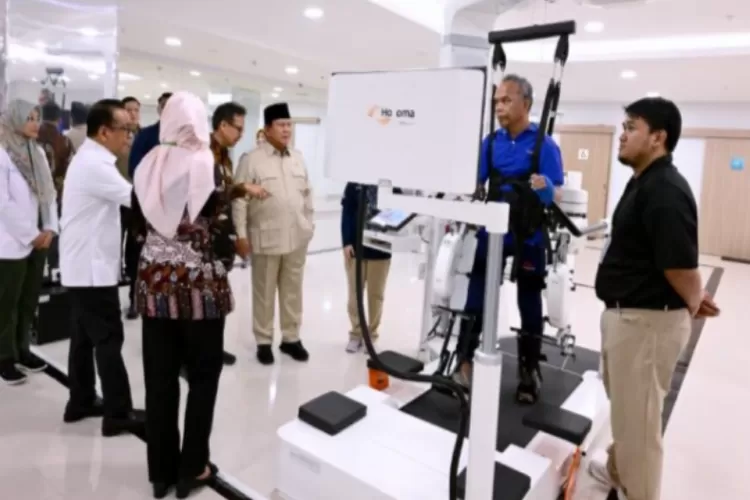 Presiden Prabowo Subianto meninjau fasilitas Gedung Layanan Terpadu dan Institut Neurosains Nasional di Rumah Sakit Pusat Otak Nasional (RSPON) Mahar Mardjono, Jakarta, Selasa (26/8/25). (BPMI Setpres)