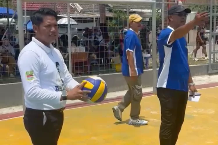 Lurah Bahagia Khoirul Anwar (kiri) saat membuka open turnamen bola voli di RW 022 PUP Sektor 5