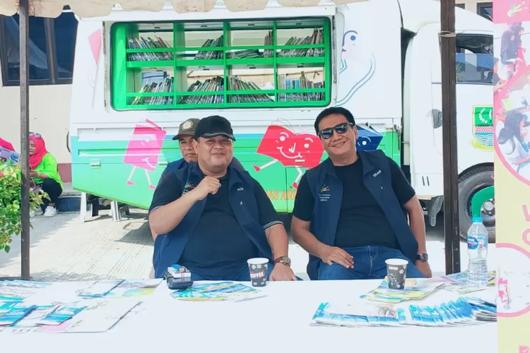 Plt Kepala Dinas Pariwisata H. Dede Mauludin (kiri) didampingi Bramantyo Soewarno Kabid Destinasi dan Industri Pariwisata (kanan) di acara Botram Kabupaten Bekasi, Sabtu (27/9/25).