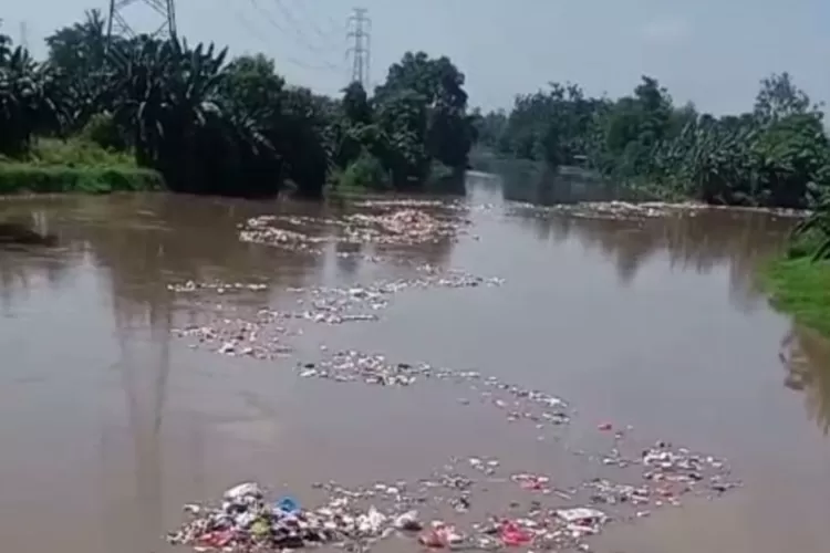 Tumpukan Sampah memadati Kali CBL