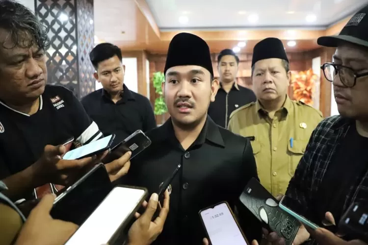 Bupati Bekasi Ade Kuswara Kunang