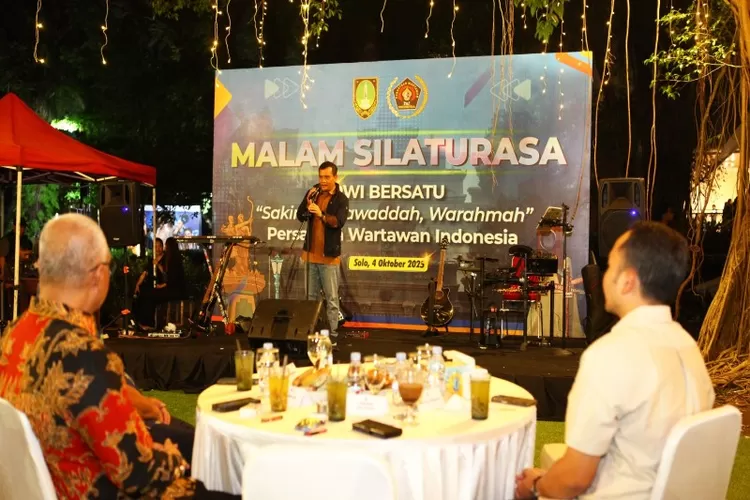 Gubernur Jateng Ahmad Luthfi saat sambutan di malam Saliturasa di Taman Balekambang, Surakarta, Sabtu (4/10/25) malam