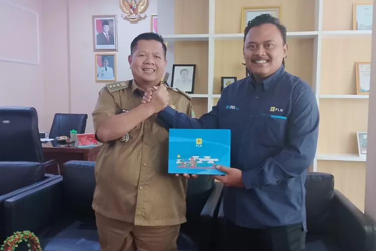 Camat Tambun Utara H Najmuddin (kiri) dan Manager PLN ULP Babelan Robet Rivai M