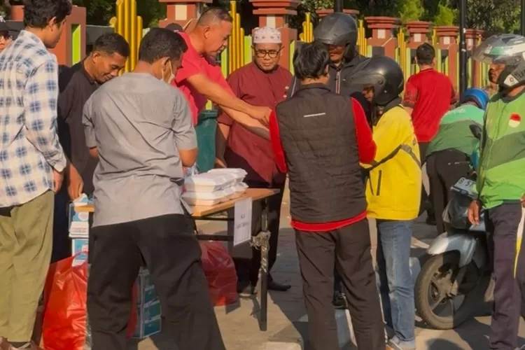 Pemkot Bekasi Gelar Jumat Berkah dengan membagikan makanan dan minuman kepada Pengemudi Ojol dan warga yang melintas Gerbang Kantor Pemkot Bekasi