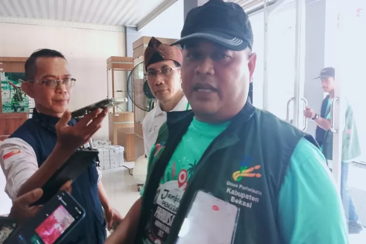 Plt Kepala Dinas Pariwisata H Dede Mauludin (kanan) didampingi Ketua DPC Perhimpunan Usaha Taman Rekreasi Indonesia Kota Bekasi (Putri) Kabupaten Bekasi Asep Muhammad S