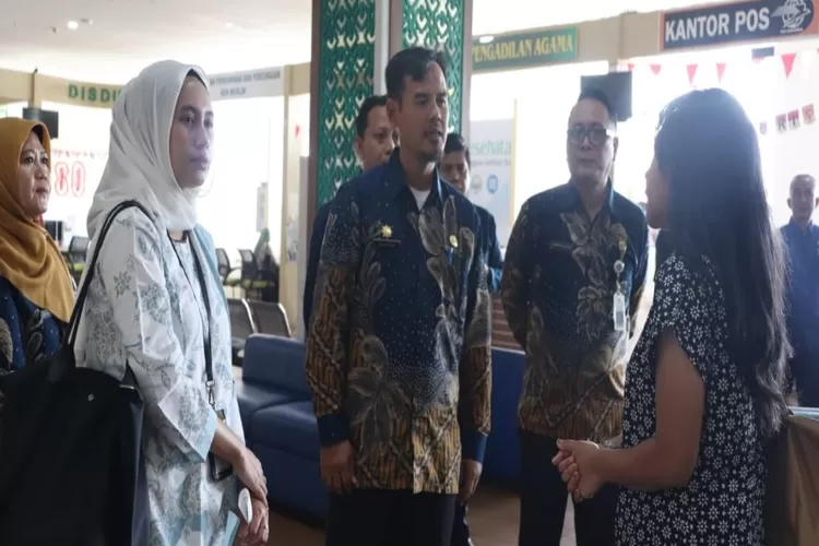 Plt Kepala DPMPTSP Kabupaten Bekasi, Hasyim Adnan Adha (tengah) saat mendampingi tim penilai KemenPAN-RB dalam program Zona Integritas Wilayah Bebas dari Korupsi (WBK).