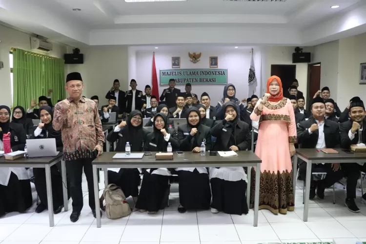 Pj Sekda Kabupaten Bekasi, Ida Farida bersama Ketua Umum MUI Kabupaten Bekasi, Prof. KH. Mahmud menghadiri pembukaan Pendidikan Kader Ulama (PKU) Angkatan Ke-III Tahun 2025, di Kantor Sekretariat MUI, Kompleks Pemkab Bekasi, Cikarang Pusat, Sabtu (18/10/25).