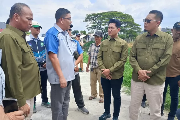 Anggota DPRD Kab Bekasi (baju hijau) saat sidak lokasi 
