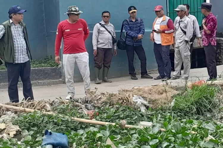 Kepala UPTD Wilayah I Pengelolaan Persampahan (PP) Kabupaten Bekasi Zulkarnain Lubis (Kaos Merah)