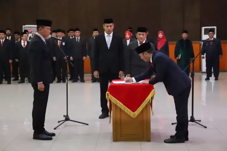 Pelantikan Endin Samsudin menjadi Sekda Kabupaten Bekasi oleh Bupati Bekasi Ade Kuswara Kunang