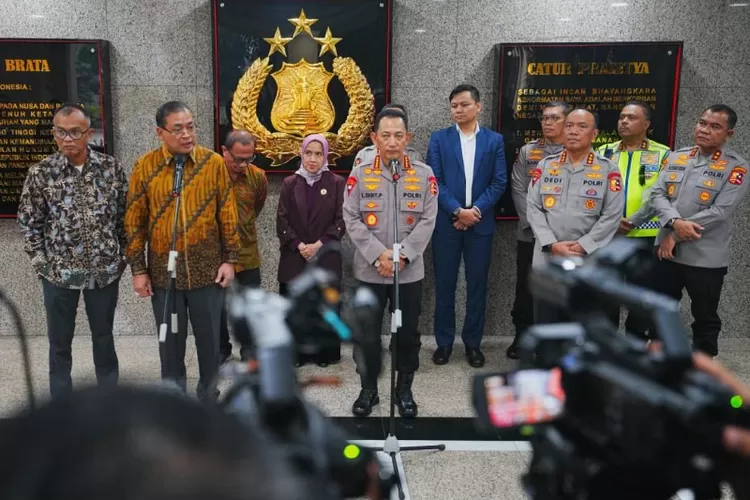 Kapolri Jenderal Listyo Sigit Prabowo (tengah)
