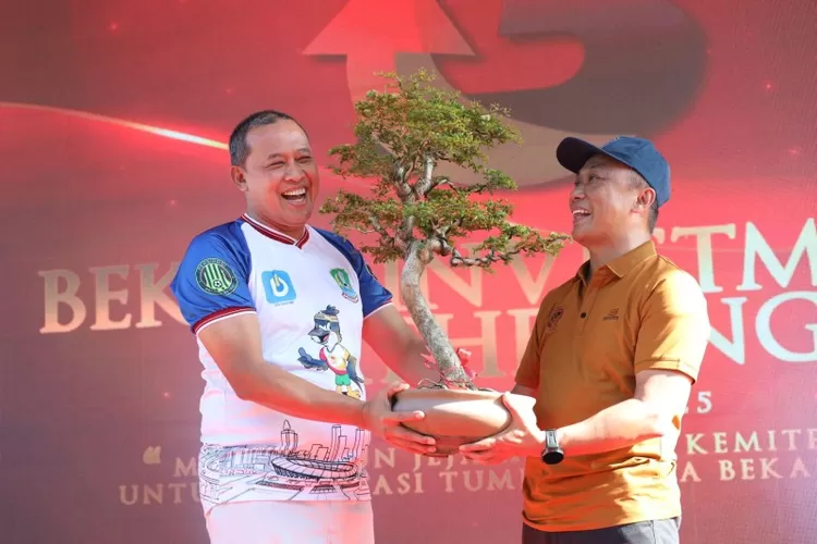 Wali Kota Bekasi Tri Adhianto bersama Presiden Rumah Bonsai Indonesia, Prof. Zudan Arif Fakrulloh
