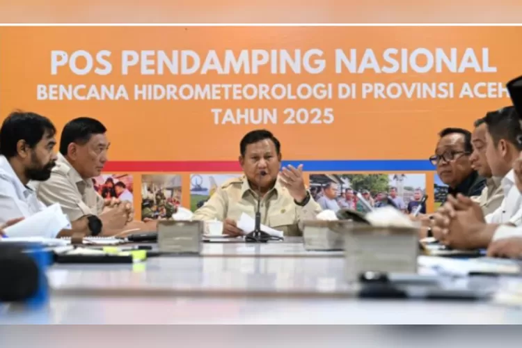 Presiden Prabowo Subianto memimpin rapat terbatas (ratas) mengenai penanganan dan pemulihan bencana yang melanda Aceh, Sumatra Utara, dan Sumatra Barat di di Pos Pendamping Nasional Penanganan Bencana Alam Aceh yang berlokasi di Pangkalan TNI AU Sultan Iskandar Muda, Aceh Besar, Minggu, (7/12/25). (BPMI Setpres)