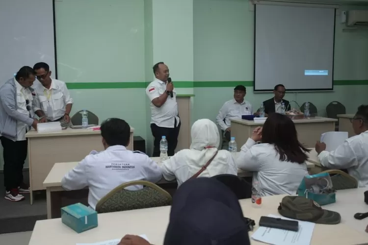 Ketua PWI Bekasi Raya Ade Muksin saat sambutan