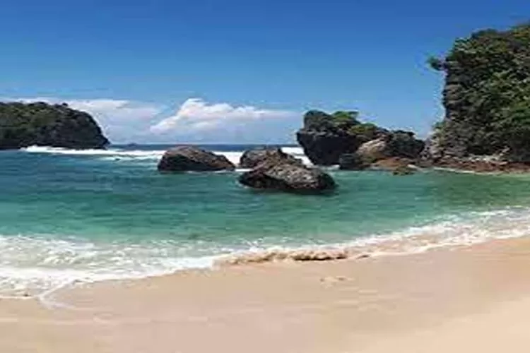 Rekomendasi Wisata Pantai Di Malang Yang Lagi Hits  (Isti)