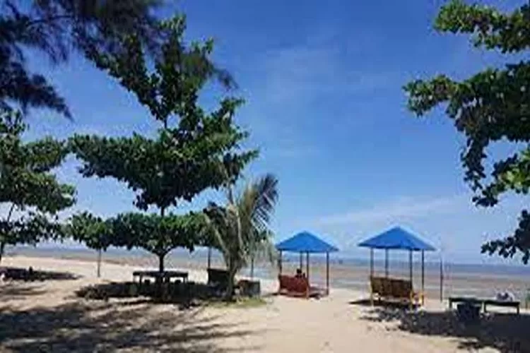 Rekomendasi Wisata Pantai Binalatung Yang Sangat Indah  (Isti )