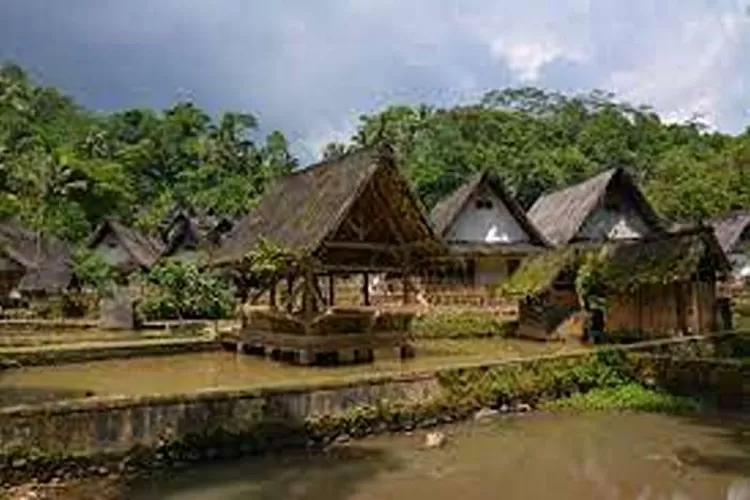 Rekomendasi Wisata Kampung Naga Tasikmalaya Yang Menarik Dikunjungi  (Isti)