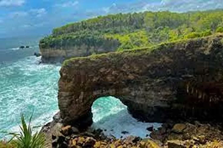 Pantai Karang Bolong, Wisata Alam Yang Menarik Dikunjungi Di Pacitan  (Isti)