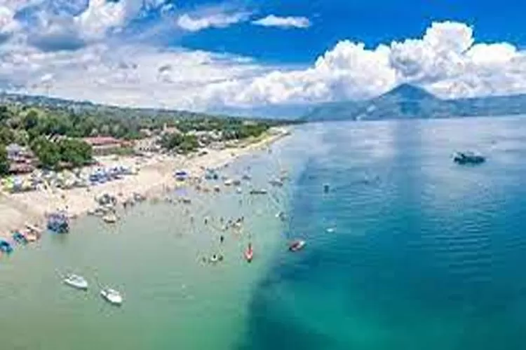 Pantai Pasir Putih Parbaba, Wisata Alam Yang Menakjubkan Di Samosir  (Isti)